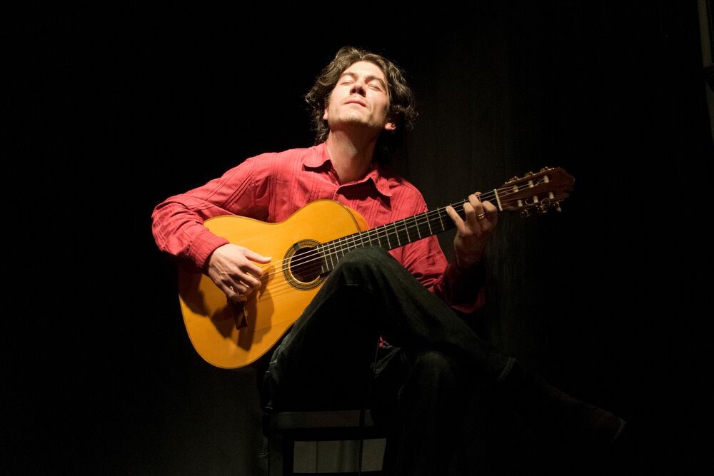 Andreas Arnold holding a guitar